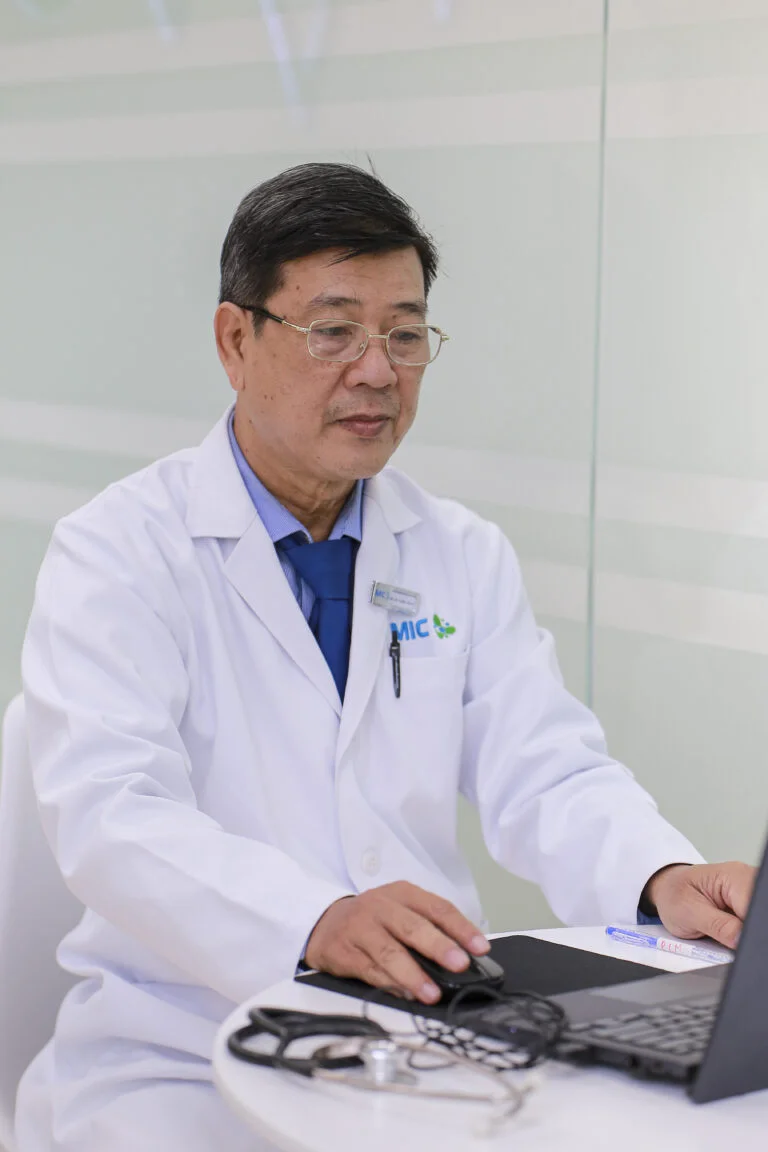 Bác Sĩ CK 1 Huỳnh Văn Hà - Hội viên Hội Bác Sĩ Gia Đình TPHCM. Bác sĩ có hơn 25 năm kinh nghiệm trong lĩnh vực y tế, bao gồm cả khám và điều trị bệnh. Nguồn: Trung tâm xét nghiệm MIC