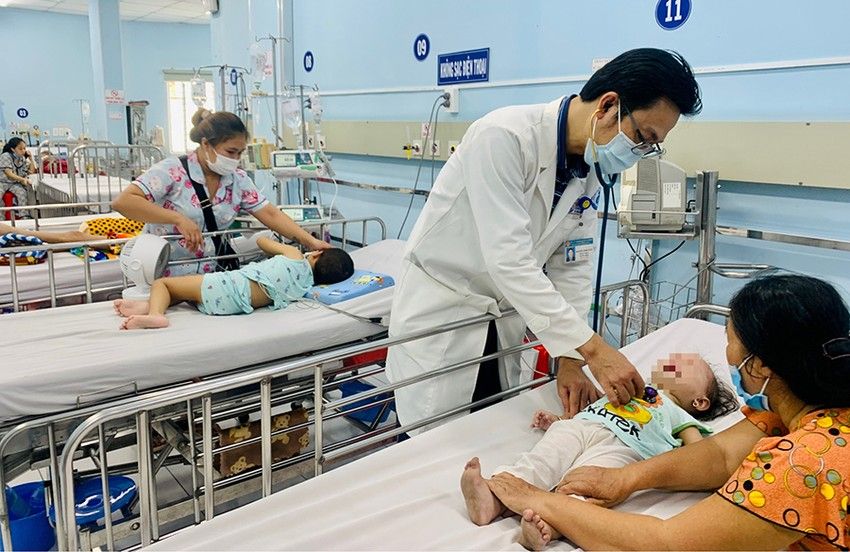 Bác sĩ BV Nhi đồng 1, TP.HCM đang khám cho trẻ mắc sốt xuất huyết. Ảnh: THẢO PHƯƠNG